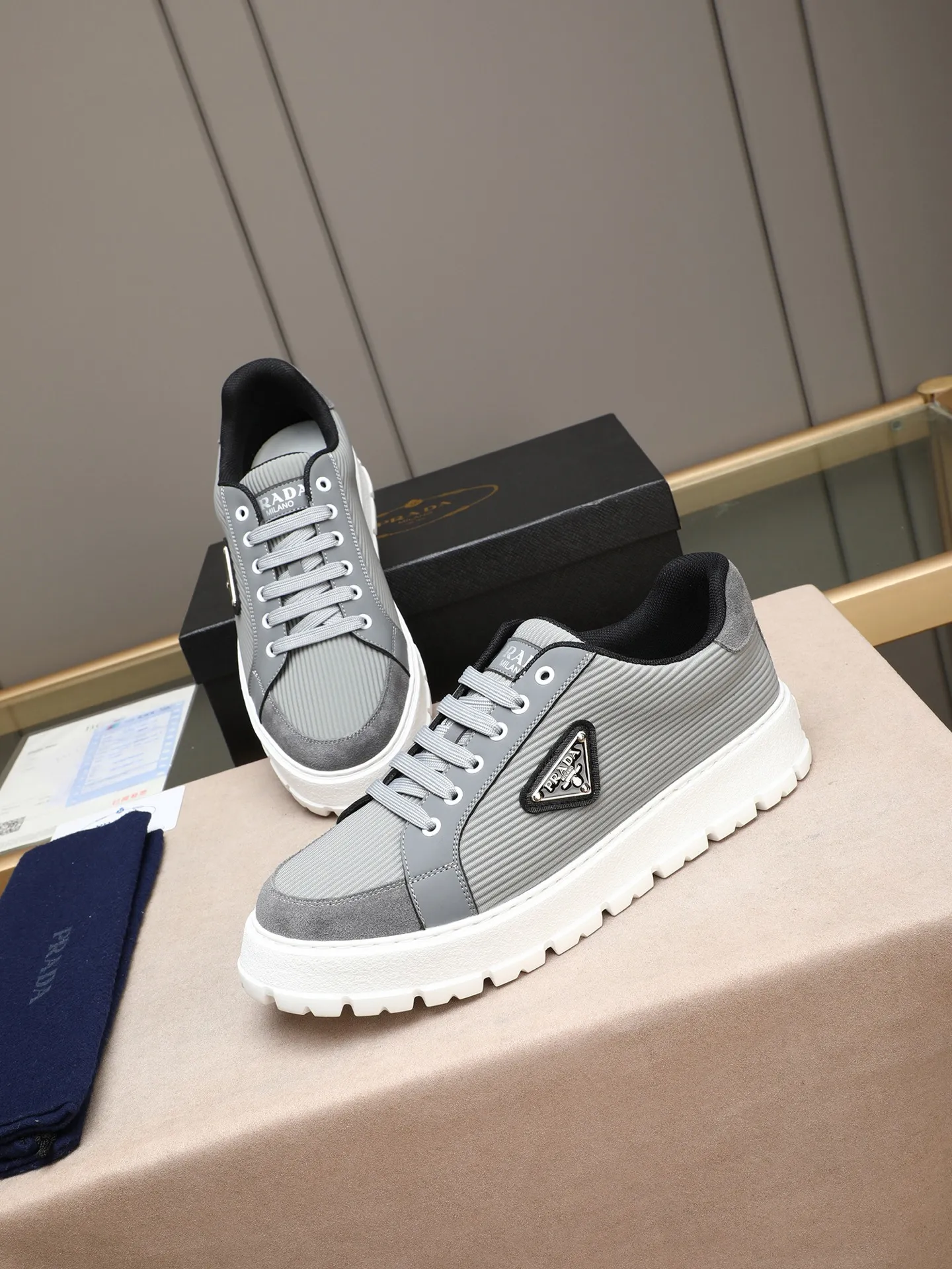 Men's Men's Shoes 💰440 Prada/Prada Men's new casual shoes, this sports shoe is made of imported calfskin upper with breathable mesh and breathable mesh lining. The foot pads are made of sheepskin, and the outsole is made of non-slip sports exclusive rubber outsole with logo. It feels good on the feet and is a fashionable item! Size: 38-44 (45 customized)